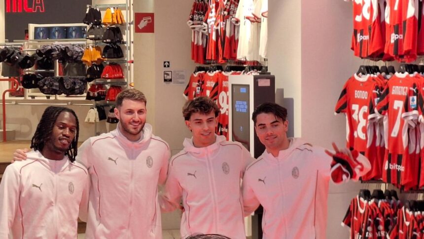 Milan, Gimenez, Felix, Bondo e Sottil al flagship di Milano: tifosi in delirio