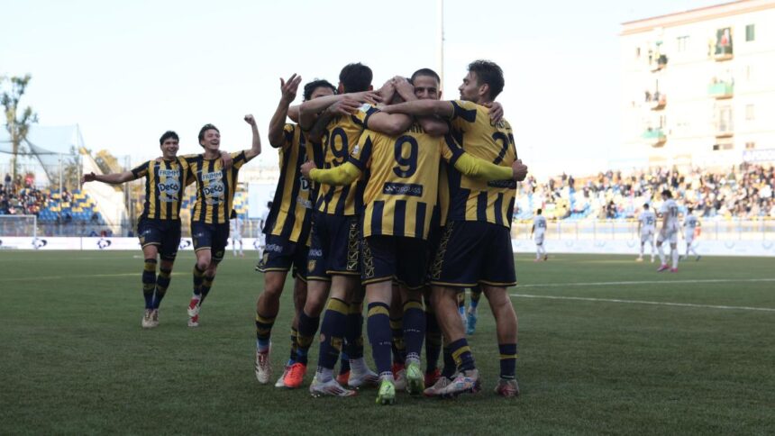 Serie B, risultati: tris della Juve Stabia. Pohjanpalo salva il Palermo. Il Frosinone pare