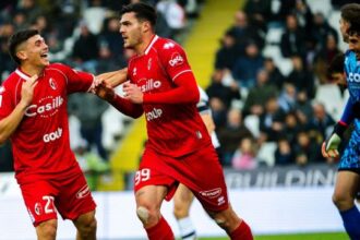 Cesena in inferiorità pareggia col Bari. Cosenza ancora ko e c'è invasione di campo. La Samp non riesce a vincere