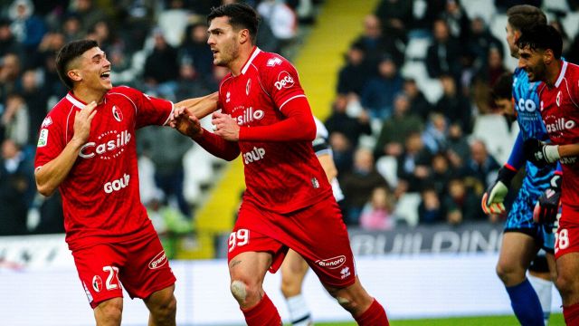Cesena in inferiorità pareggia col Bari. Cosenza ancora ko e c'è invasione di campo. La Samp non riesce a vincere