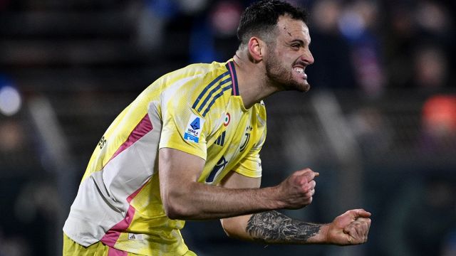 Abisso non dà rigore e per il Var non c'è nulla, è polemica