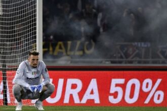 Inter, l'addio di Radu dopo 12 anni scatena l'ironia del web nel ricordo della papera-Scudetto