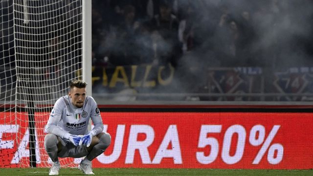 Inter, l'addio di Radu dopo 12 anni scatena l'ironia del web nel ricordo della papera-Scudetto