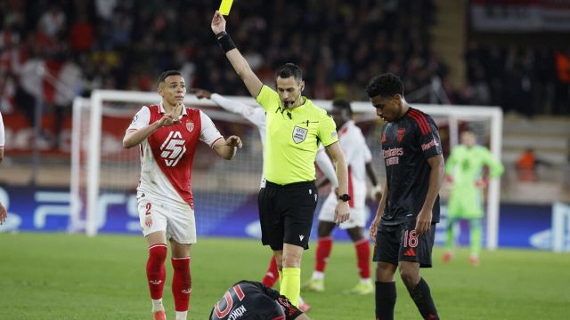 Bufera sull'arbitro di Juventus-Inter, polemiche dopo Monaco-Benfica e sul web è già caos per Mariani