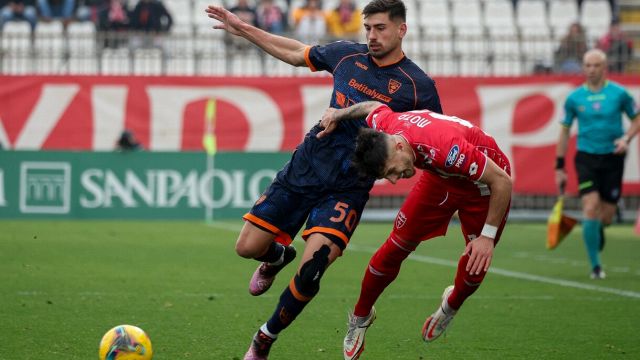 Nesta non fa miracoli, i tifosi citano Canà, show dell’arbitro