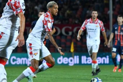 la Cremonese batte un Cosenza in 10, Cerri fa gioire la Salernitana. Pareggio Bari-Brescia