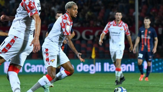 la Cremonese batte un Cosenza in 10, Cerri fa gioire la Salernitana. Pareggio Bari-Brescia