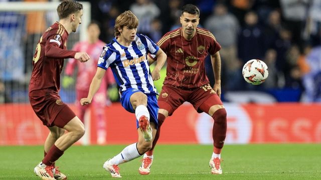 Moura risponde a Celik, Cristante espulso nel finale e Dybala va ko