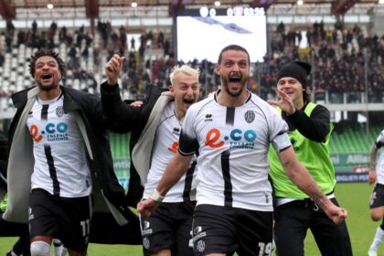 Cesena, tre punti importanti per i playoff. Il Frosinone vince lo scontro salvezza con il