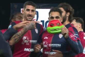 Cagliari: Viola e la dedica al piccolo Leonardo con la maschera delle tartarughe Ninja