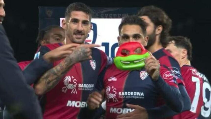 Cagliari: Viola e la dedica al piccolo Leonardo con la maschera delle tartarughe Ninja