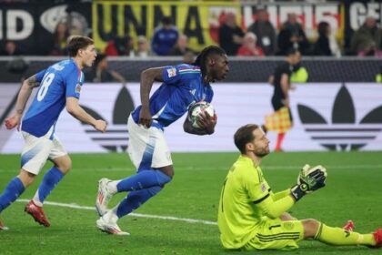 Azzurri dai due volti, pazza rimonta con Kean e Raspadori