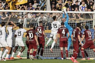 doppietta di Pellegrino salva Chivu in rimonta. Caos al Tardini per lanci di oggetti