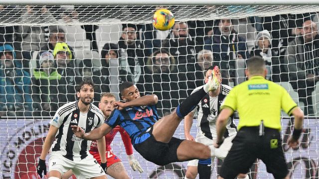 il rigore discusso visto dai tre esperti di Dazn, Prime e Rai