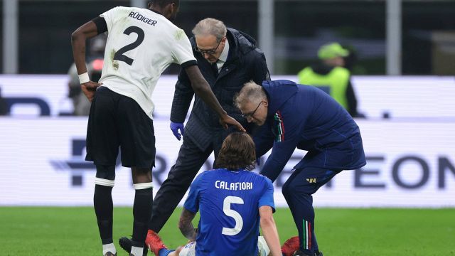 L'infortunio di Calafiori nei minuti finali di Italia-Germania, l'esito degli esami dice che c'è lesione: quanto rimarrà fuori