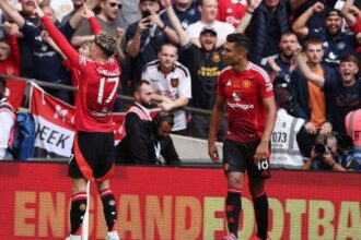 Lo stadio del Manchester United spacca i tifosi, l'Old Trafford versione "tenda da circo" e "ombrello": social spietati