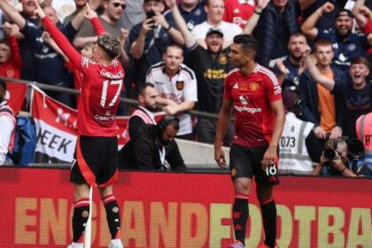 Lo stadio del Manchester United spacca i tifosi, l'Old Trafford versione "tenda da circo" e "ombrello": social spietati