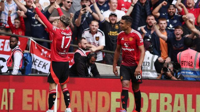 Lo stadio del Manchester United spacca i tifosi, l'Old Trafford versione "tenda da circo" e "ombrello": social spietati