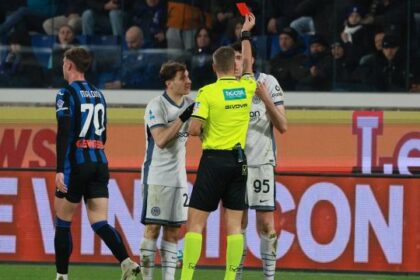 arbitro in tilt tra gol annullati ed espulsioni, tutti gli errori di Massa