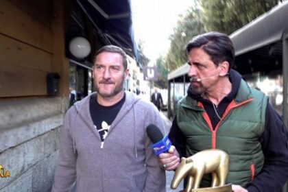 Totti spiega perché andrà a Mosca nonostante le polemiche, il dribbling a Striscia