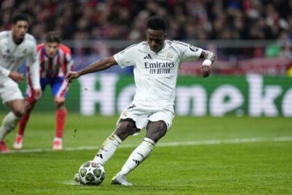 Vinicius sbaglia, Rudiger no. Ancelotti vola ai quarti