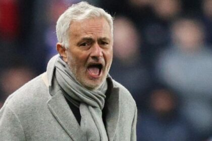 Mourinho fatto fuori dall'arbitro, lo sfogo dello Special One, il gesto di Dorgu da libro cuore