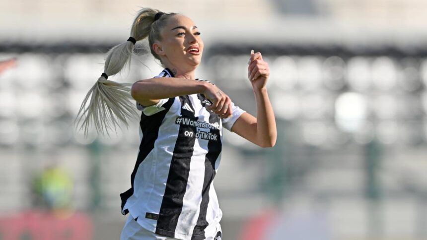 Alisha Lehmann balla e sorride per festa scudetto Juve Women