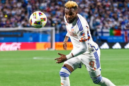 Morto Aaron Boupendza, precipitato dall'11 piano l'ex capocannoniere e nazionale del Gabon: indagini in corso