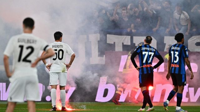 rigori fantasma, gara sospesa, fumogeni e proteste