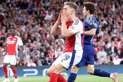 gol annullato e rigore negato ai Gunners, protesta anche Kvara