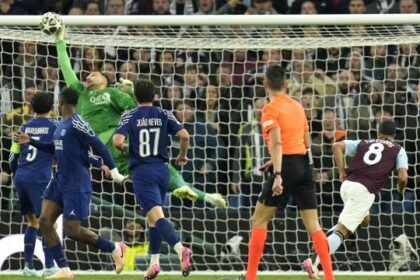 errore incredibile prima del match, poi gol annullato e la gomitata dell'arbitro