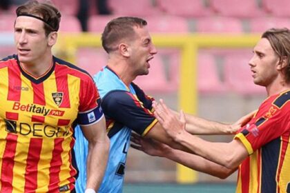 Il Lecce è partito per Bergamo con la morte nel cuore ma ha scelto una forma di protesta