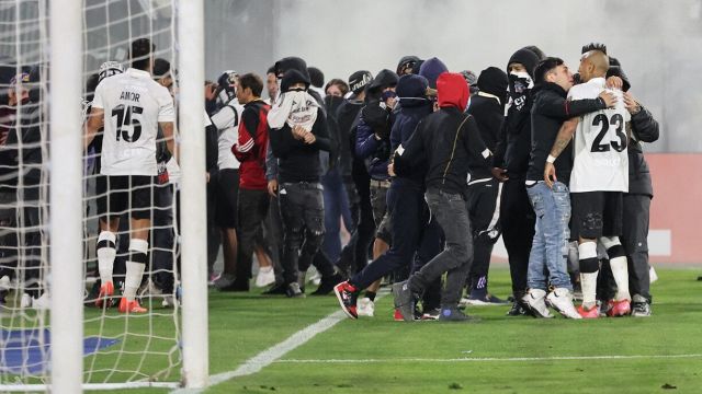 invasione di campo, due morti, gara sospesa, Vidal in lacrime