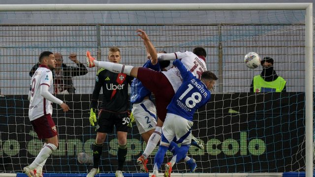 giallo sul gol annullato al 94’ ai granata, la rissa e il tabù sfatato
