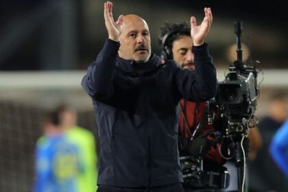 oltre a De Zerbi, c'è anche l'artefice del miracolo Bologna in lizza