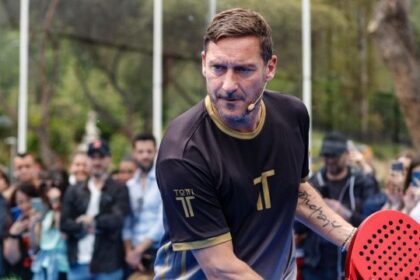 il Popone tra Colosseo finto e gladiatori. L’attacco dall’Ucraina è durissimo