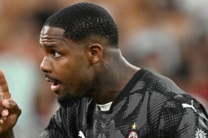 “Non dimentichiamo”. L’assurda accusa al portiere francese