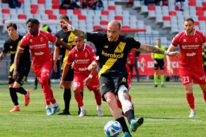 rigore dubbio, rosso diretto e l’arbitro smentisce il Var, che polemiche