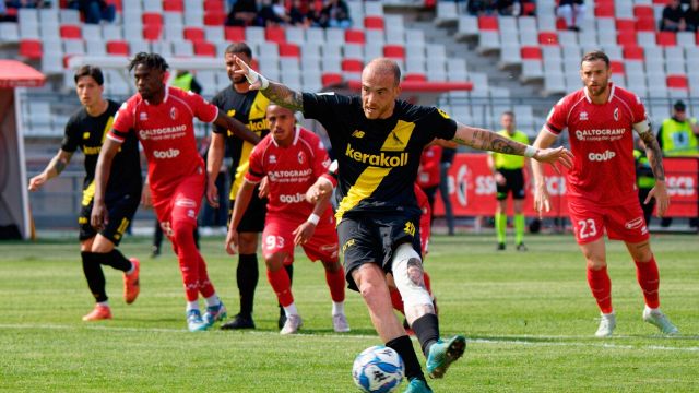 rigore dubbio, rosso diretto e l’arbitro smentisce il Var, che polemiche
