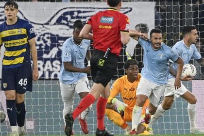 Sacchi sbaglia dall’inizio alla fine, reclamati due rigori, annullato un gol, graziati giocatori