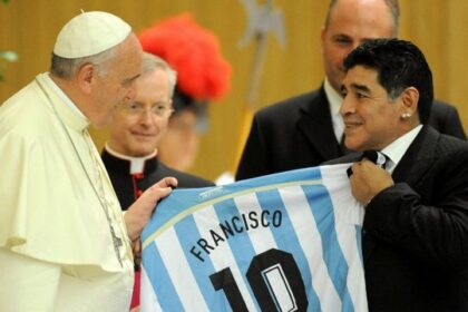 La risposta spiazzante di Papa Francesco sull'eterna diatriba tra Messi e Maradona: il giudizio su Pelé