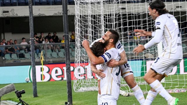i rossoblù espugnano il Bentegodi e si avvicinano alla salvezza