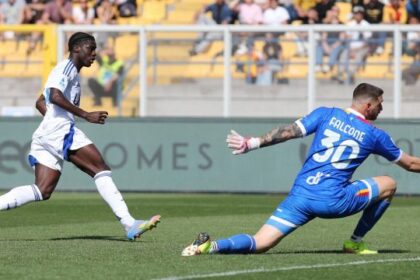 Diao affossa Giampaolo, rissa violenta in campo e cori contro l'arbitro sugli spalti