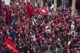 Torino, la marcia dei tifosi verso Superga