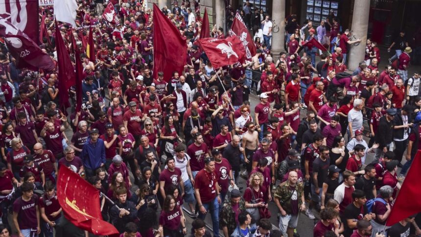 Torino, la marcia dei tifosi verso Superga