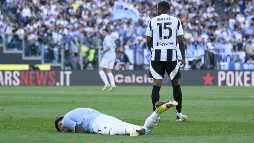Kalulu, rosso diretto per fallo di reazione su Castellanos in Lazio-Juve
