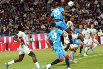 Cagliari-Venezia 3-0: gol di Mina, Piccoli, Deiola. Sardi salvi