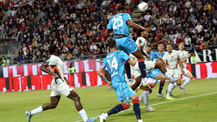 Cagliari-Venezia 3-0: gol di Mina, Piccoli, Deiola. Sardi salvi