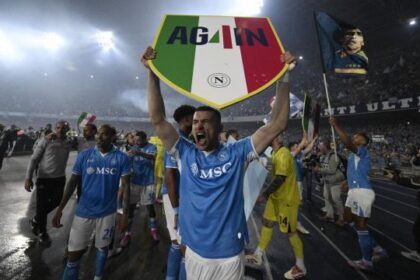 la gaffe di De Laurentiis, la polemica di Juan Jesus, le lacrime di McTominay, cartoline dalla festa