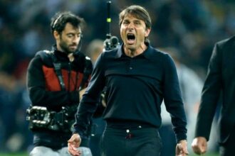 Napoli, Conte non si sbilancia sul futuro poi i giocatori irrompono in conferenza: “Ora non si parla, si festeggia”